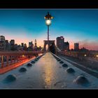 Abends auf der Brooklyn Bridge in NYC