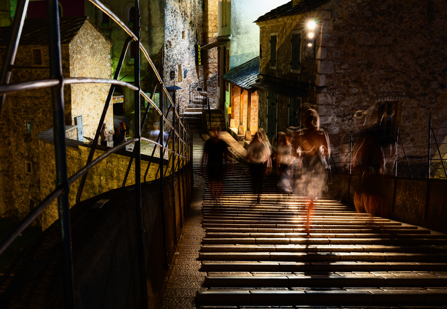 Abends auf der Brücke von Mostar