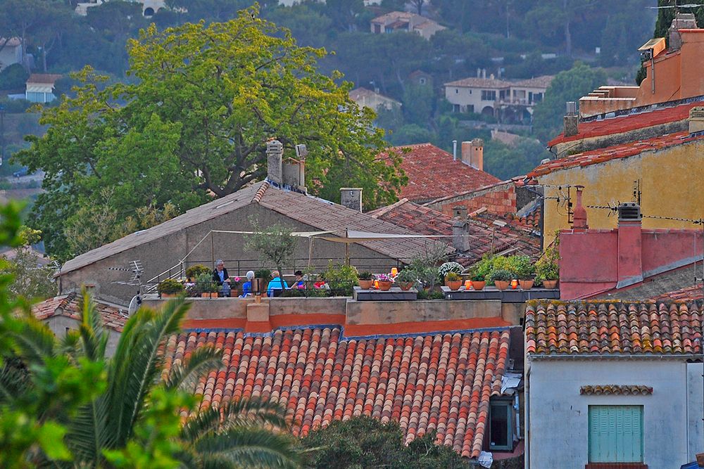 Abends, auf der Dachterrasse in (soiree a la terrasse a) Bormes-Village (F)