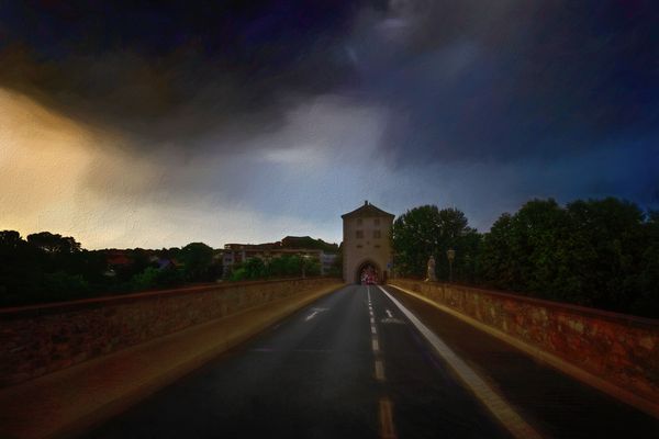 Abends auf der Lahnbru?cke in Limburg