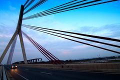 Abends auf der Niederrheinbrücke