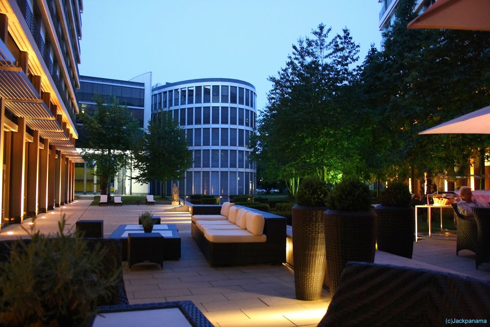 Abends auf der "Paparazzi Terrasse" im Innenhof des Radisson Blu Hotel Cologne