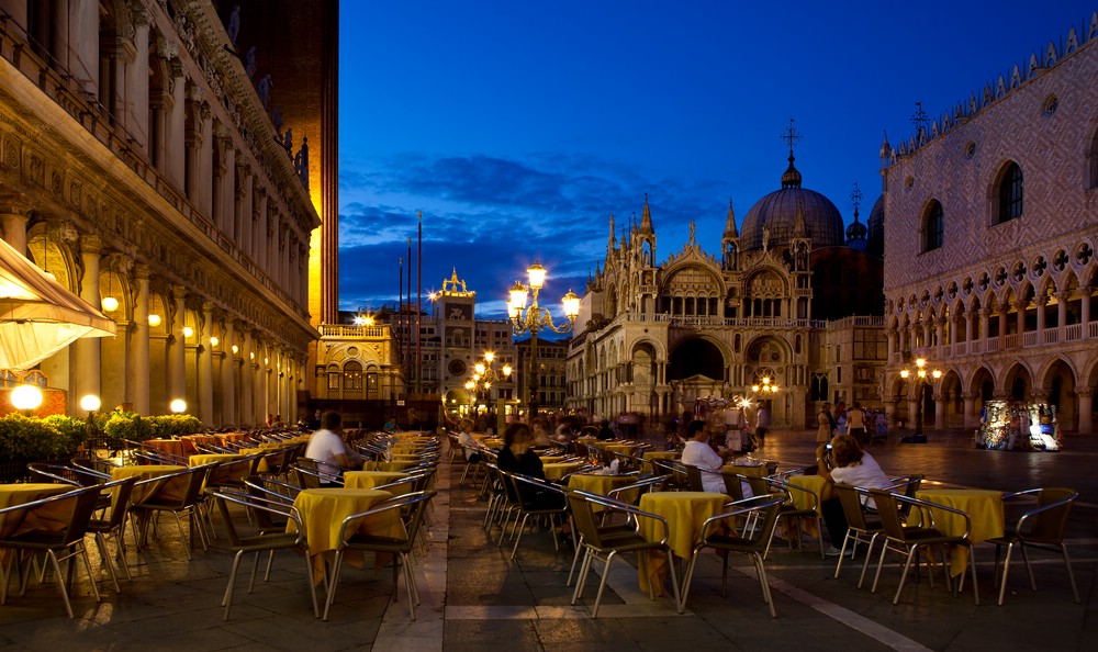 abends auf der Piazza