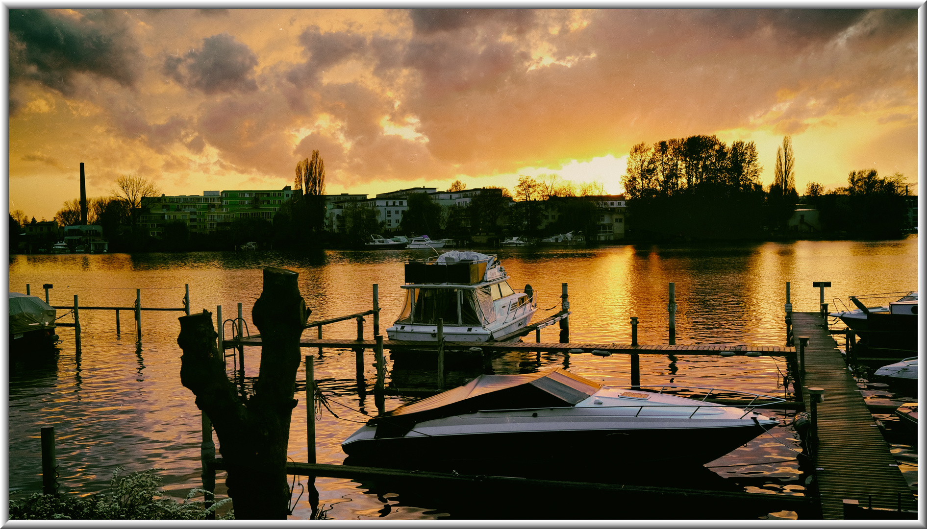 Abends bei Sonnenuntergang am Wasser