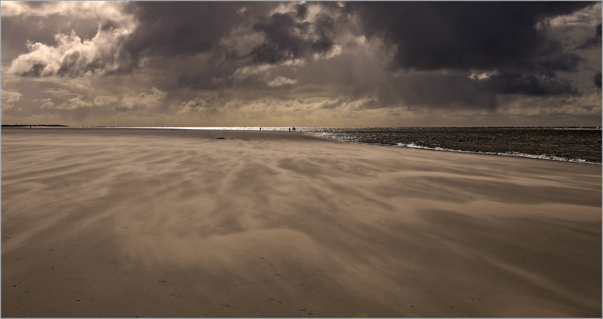 Abends bei Sturm am Strand   . . .