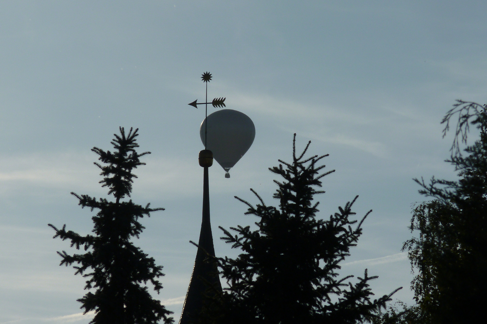 Abends hinter`m Kirchturm....