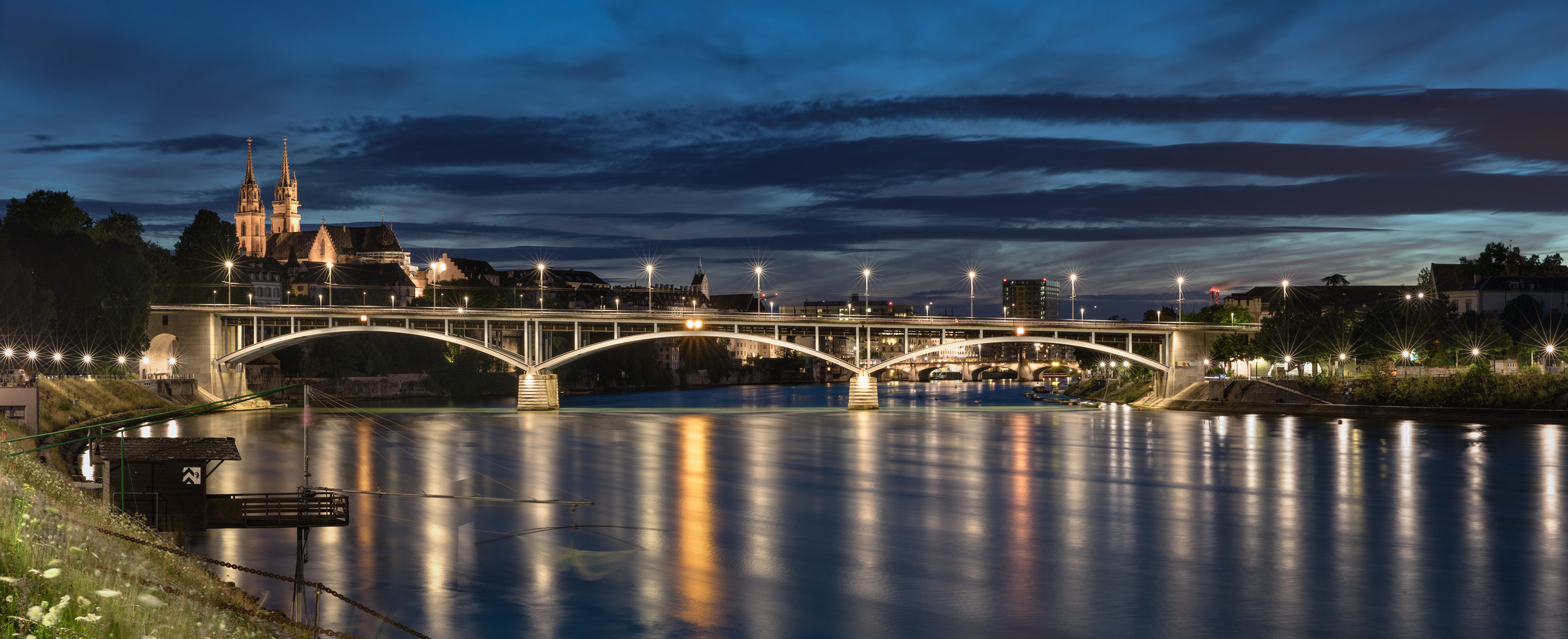 Abends im Grossbasel am Rhein