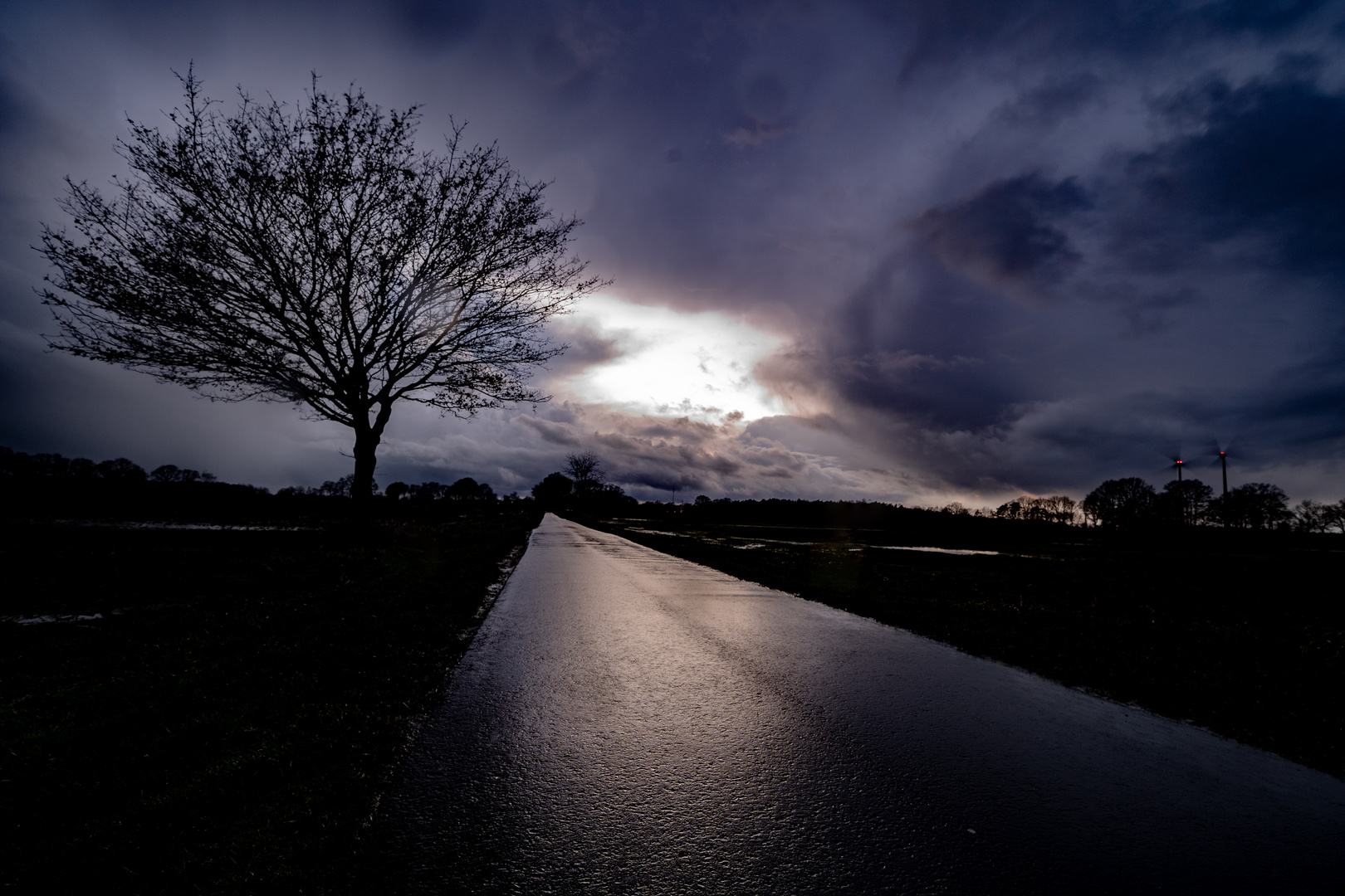 Abends im Halbdunkel irgendwo bei uns auf dem Lande