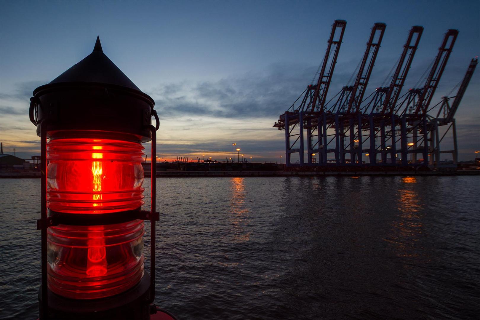 abends im Hamburger Hafen