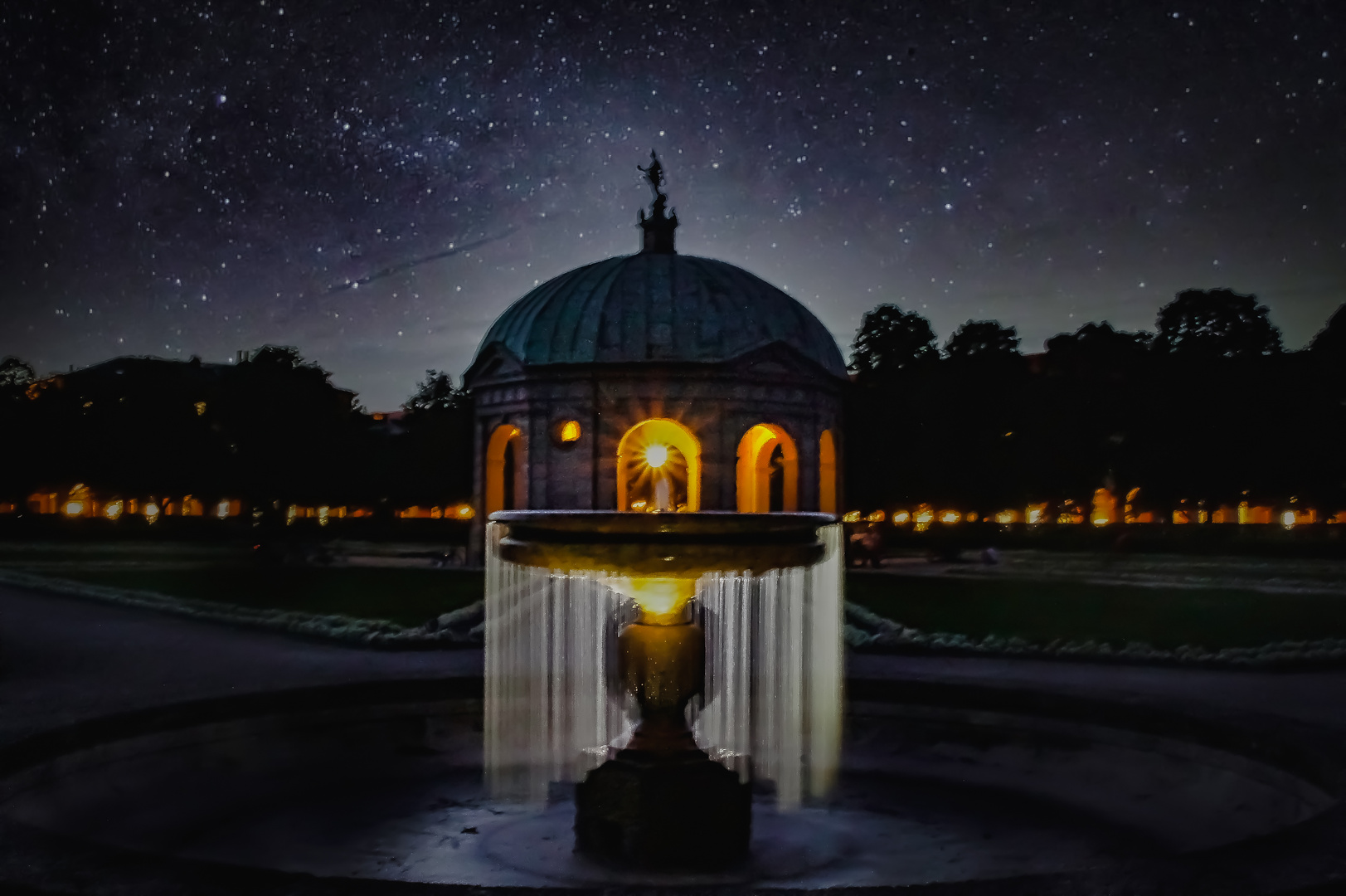 Abends im Hofgarten München und vor der Staatskanzlei 