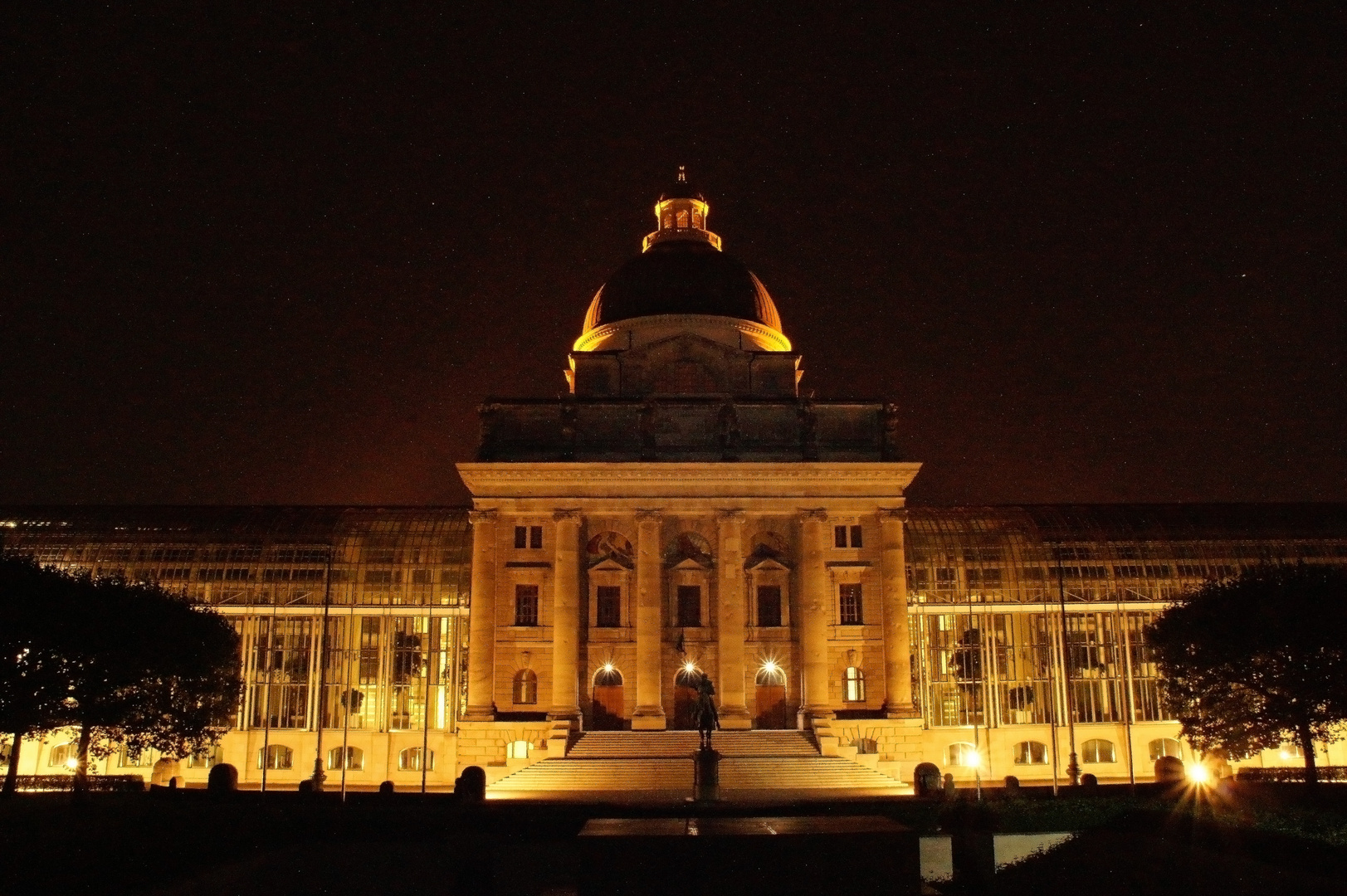 Abends im Hofgarten München und vor der Staatskanzlei 