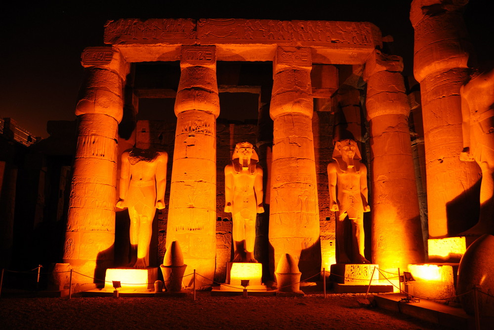 ... Abends im Luxor Tempel ...
