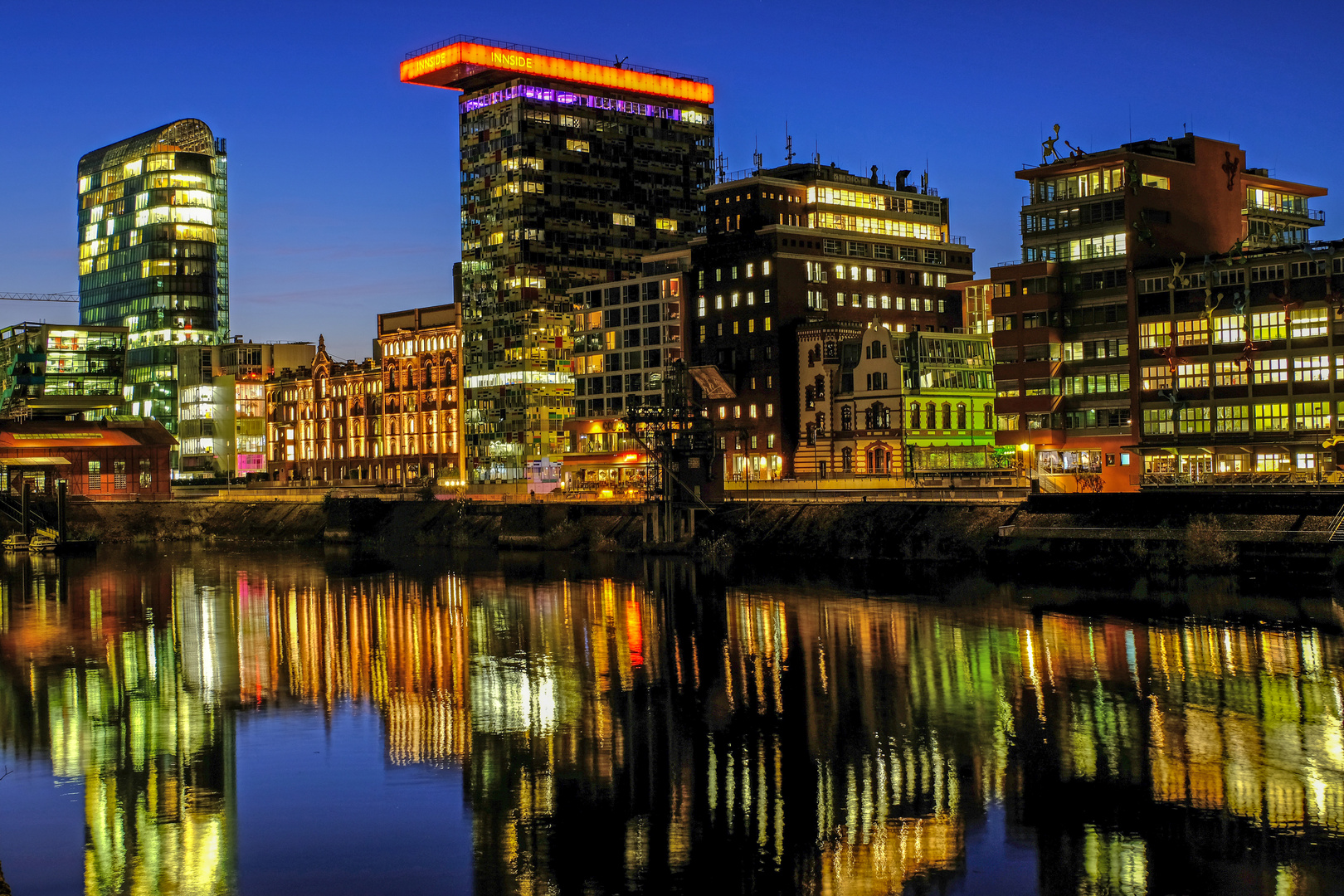 Abends im Medienhafen