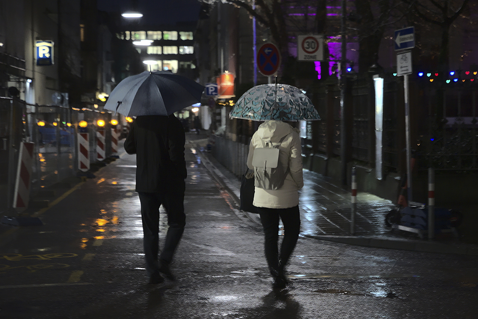 Abends im Regen auf der Straße
