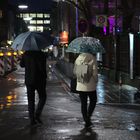 Abends im Regen auf der Straße