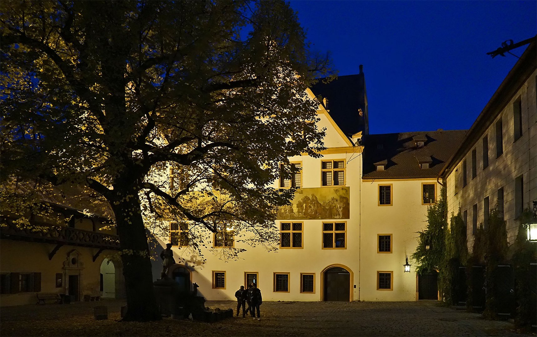 Abends im Schlosshof