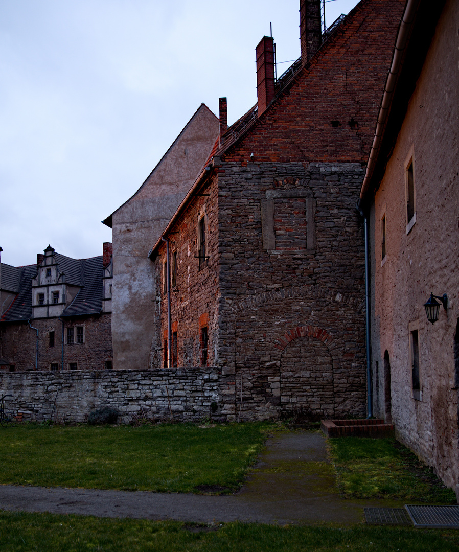 Abends im Schloßhof Plötzkau