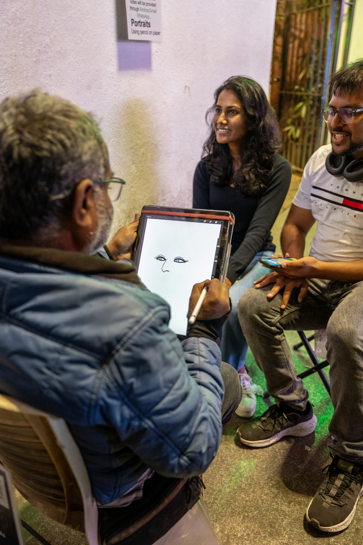 Abends in Bangalore - Portraitzeichner mit iPad 