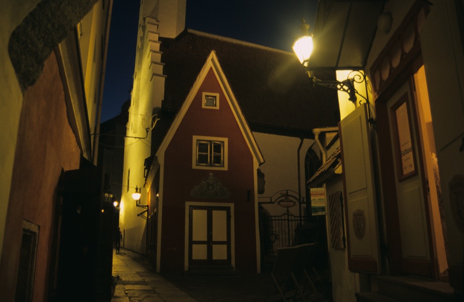 Abends in den Gassen von Tallinn