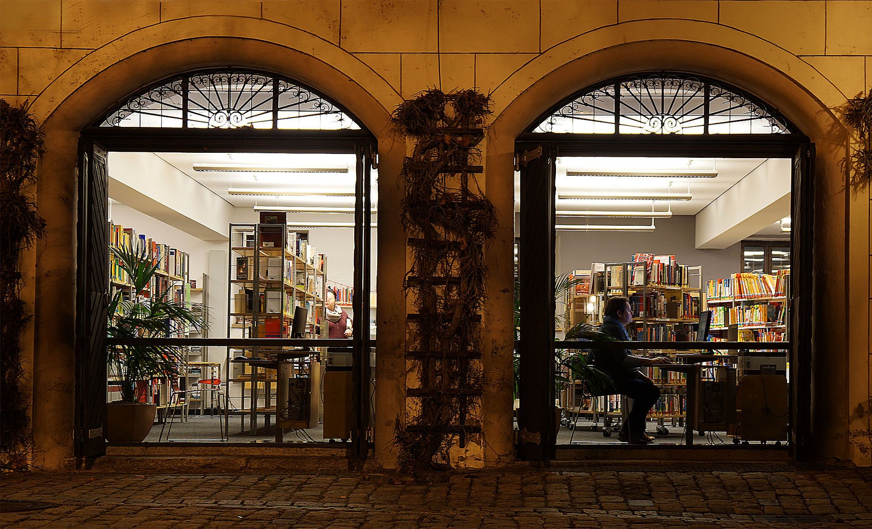 Abends in der Stadtbücherei