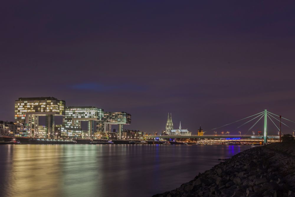 Abends in Köln am Zollhafen