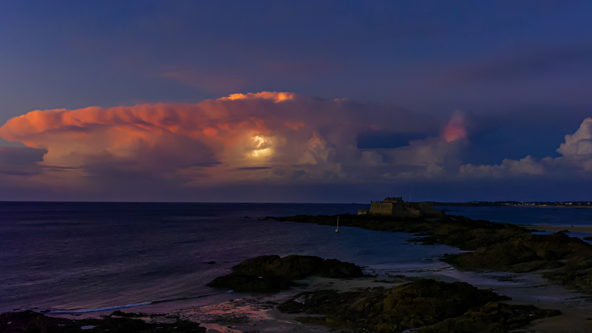 Abends in Saint Malo (bretonisch Sant-Maloù; gallo Saent-Malô) 