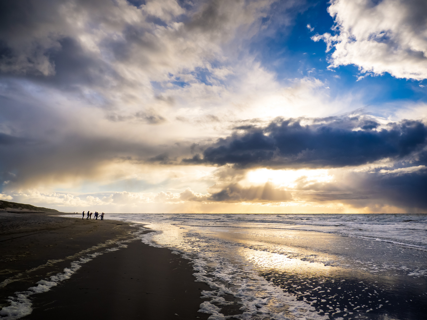 Abends mit Freunden am Strand 