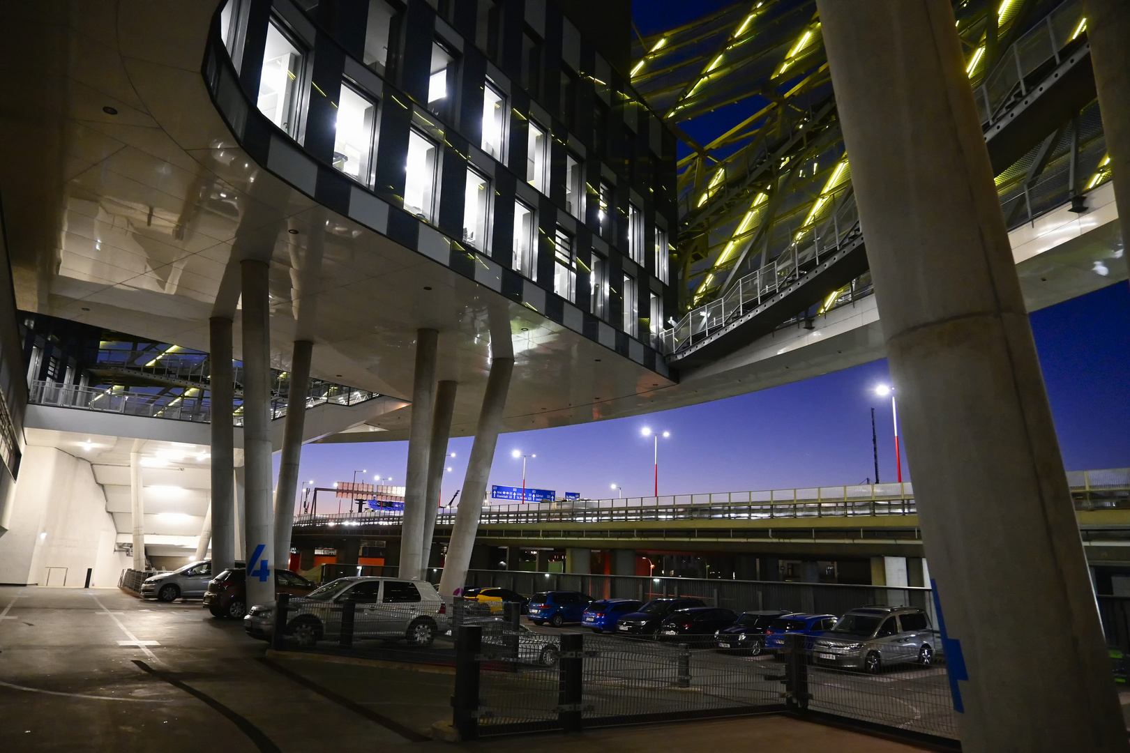 Abends neben der Autobahn