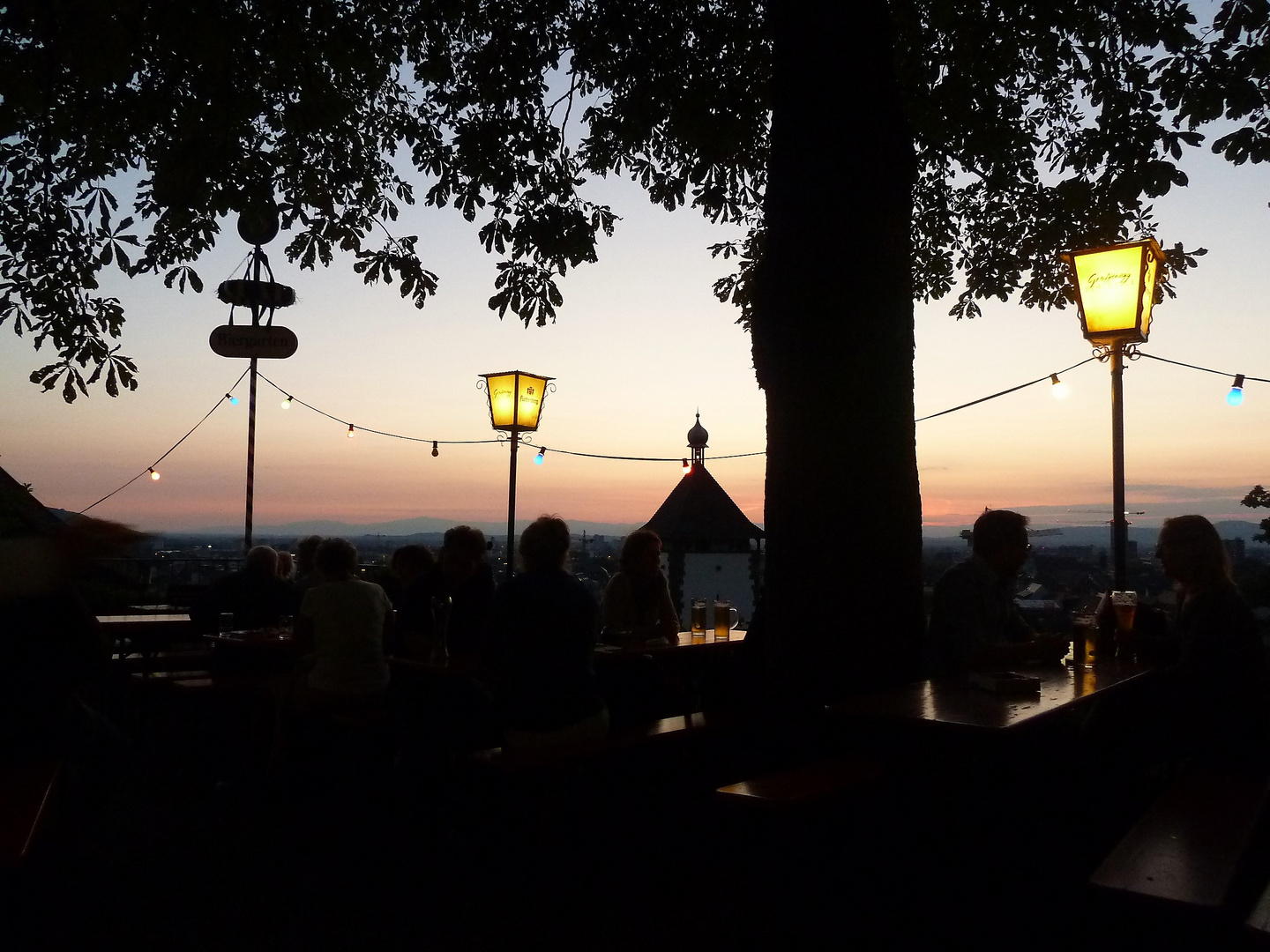 Abends trifft man sich im Biergarten...