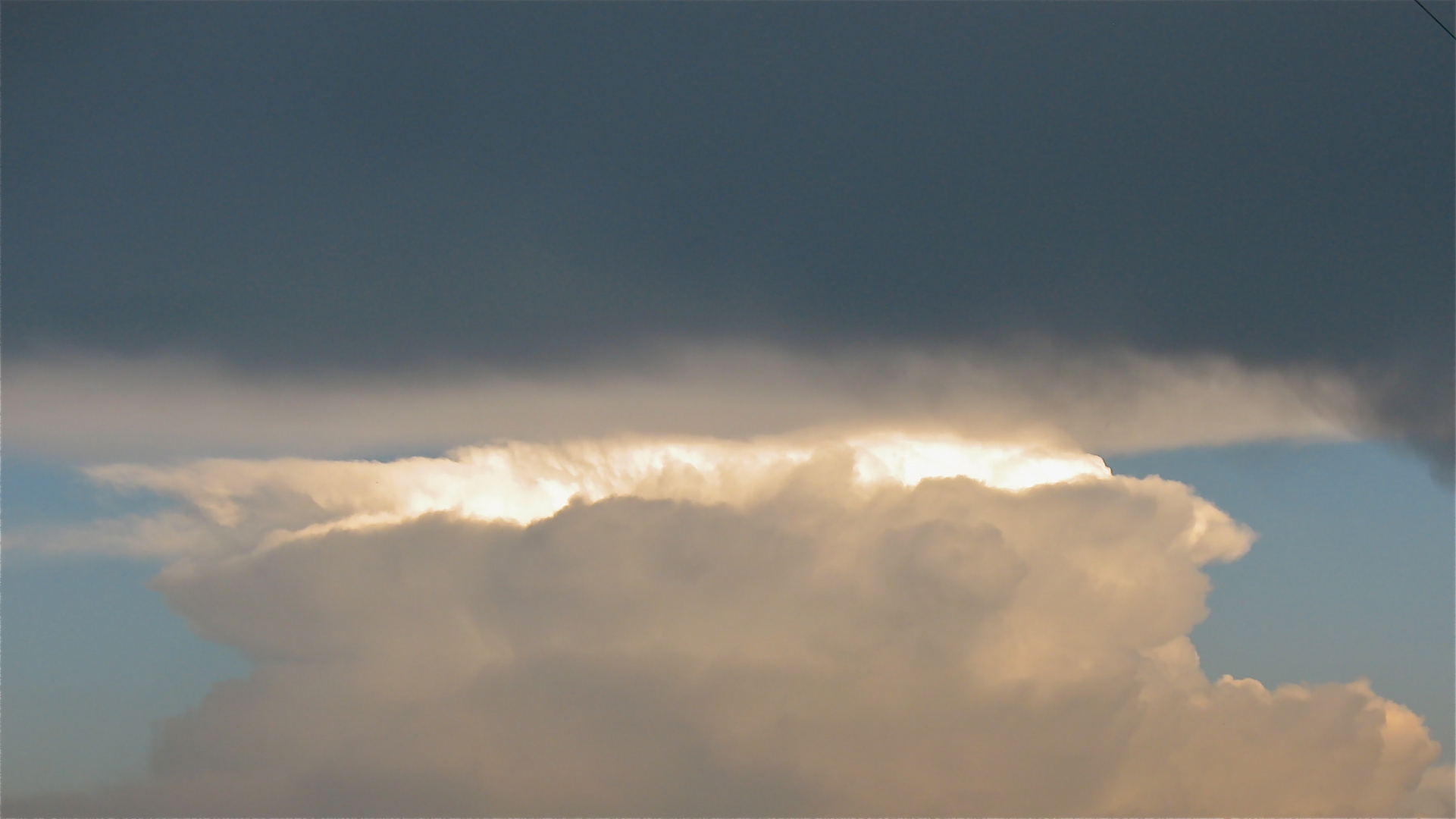 Abends um 8 Uhr ist aus der schönen Kumuluswolke eine Amboßwolke geworden.