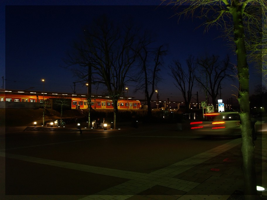 Abends vor dem Bahnhof