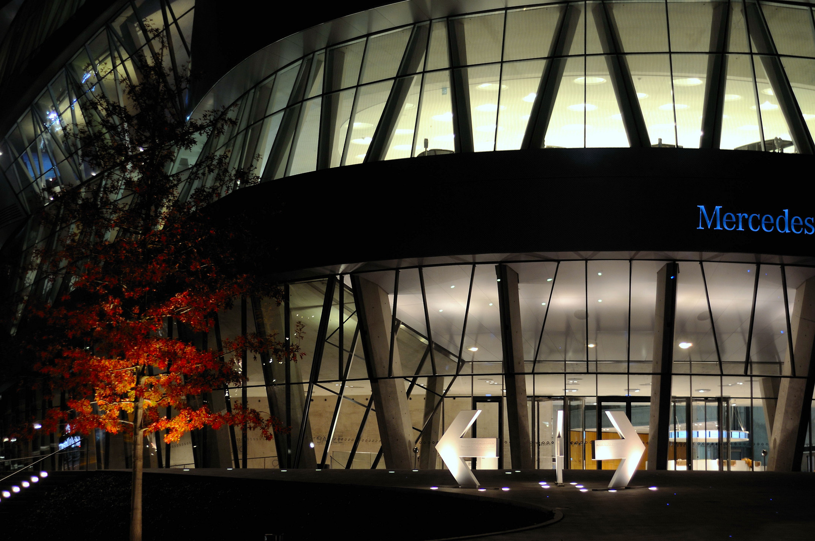 Abends vor dem Mercedes-Benz Museum