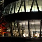 Abends vor dem Mercedes-Benz Museum