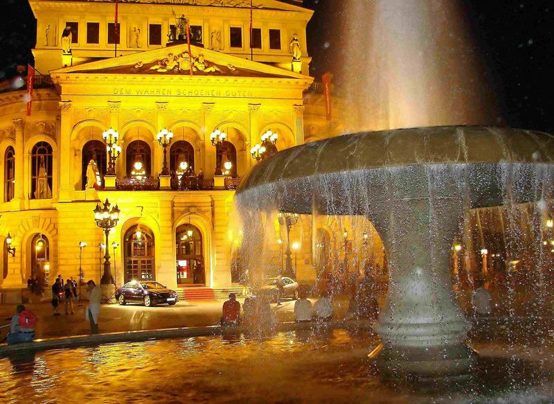 ...abends vor der Alten Oper in Frankfurt