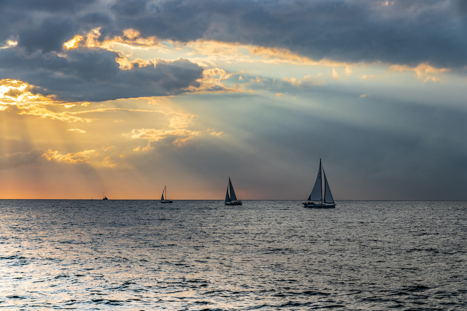 Abends vor Warnemünde