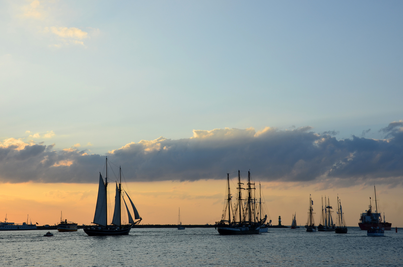 Abends vor Warnemünde während der Hanse Sail 2014