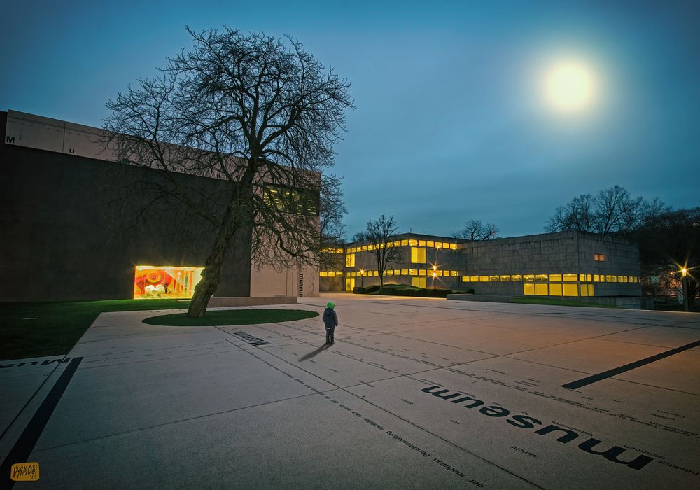 Abends vorm Museum