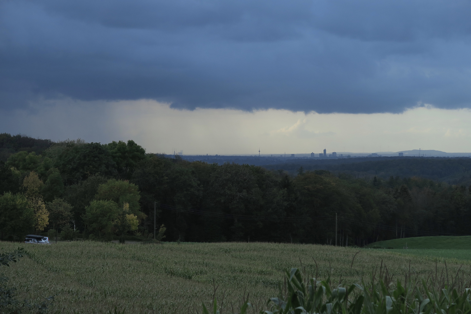 Abends wechselhaftes Wetter, während die große Stadt am Horizont (Essen) schon wieder Sonne tankt.