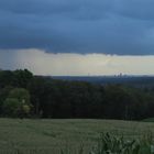 Abends wechselhaftes Wetter, während die große Stadt am Horizont (Essen) schon wieder Sonne tankt.