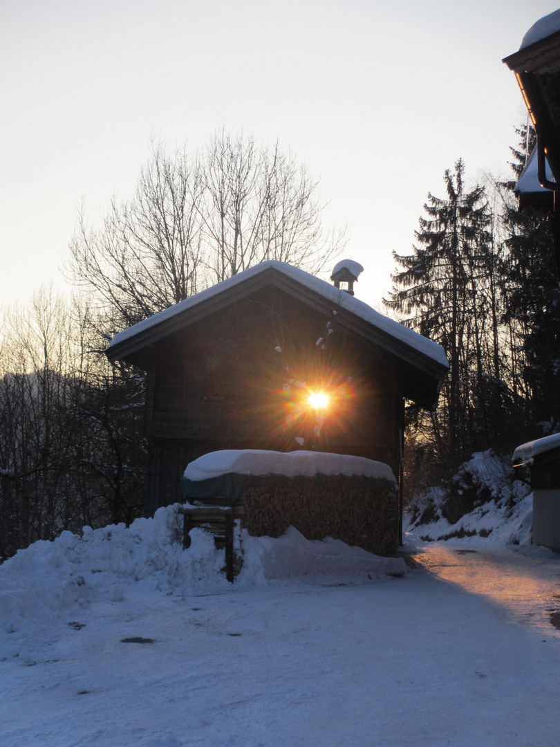 Abendsonne aus dem Hüttenfenster