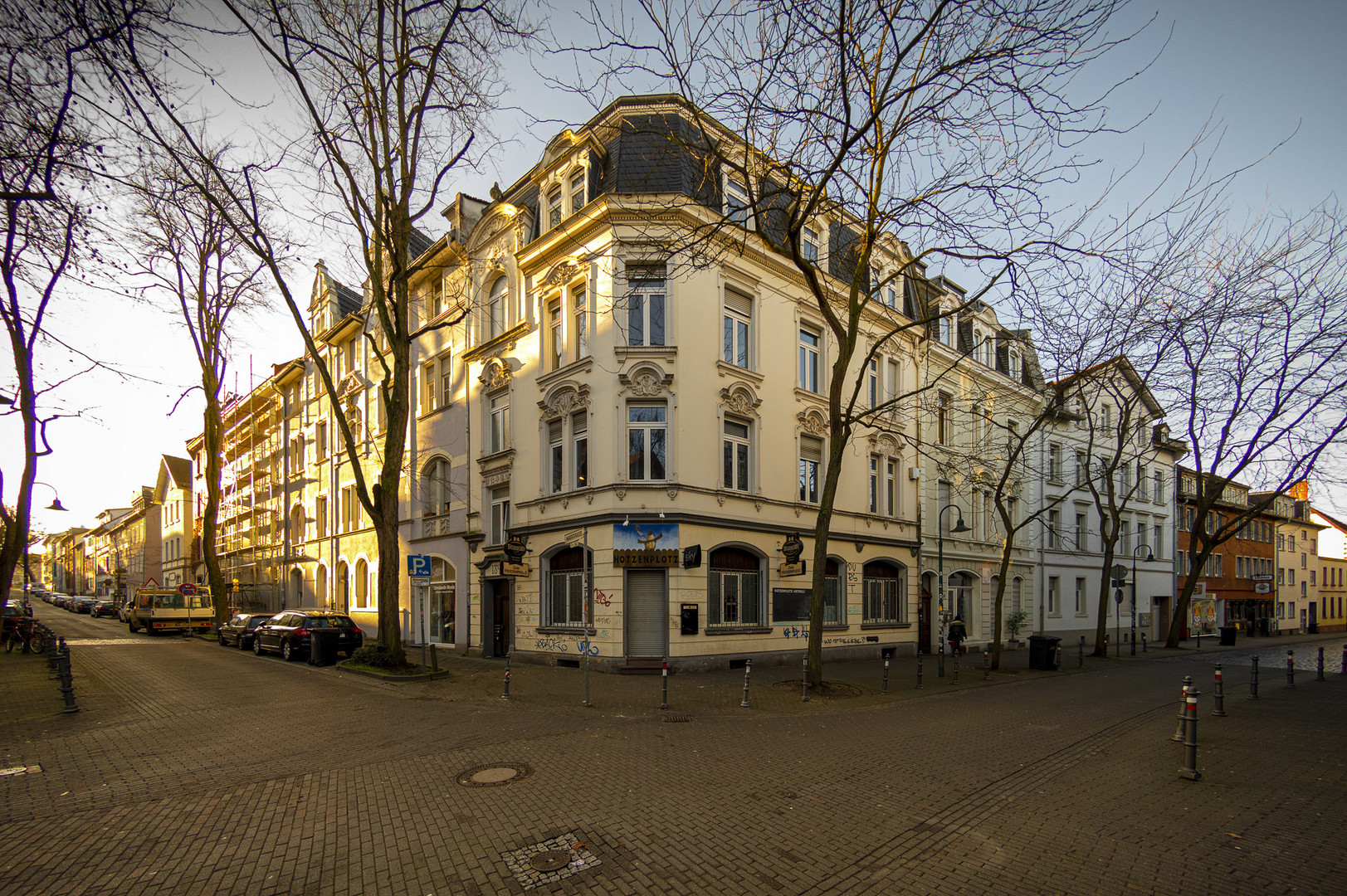 Abendsonne beleuchtet altes Mietshaus 