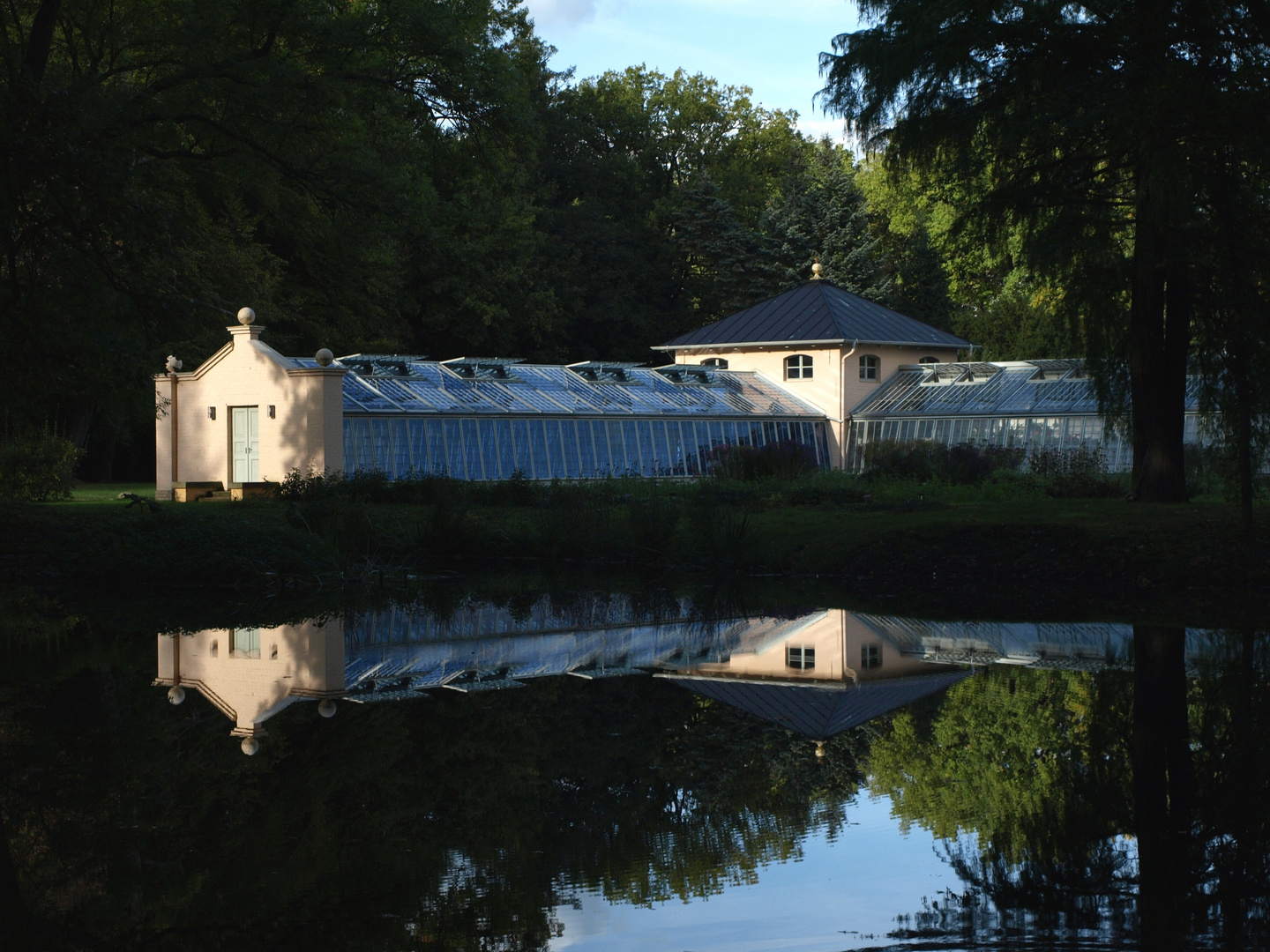 Abendsonne erhellt die Gärtnerei im Branitzer Park