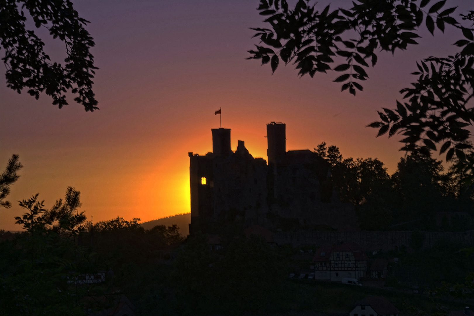 Abendsonne hinter der Burgruine Hanstein