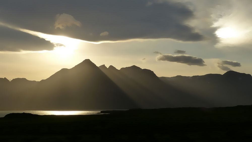 Abendsonne malt die Berge an