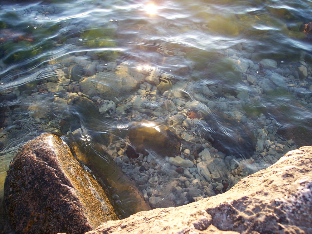 Abendsonne spiegelt sich auf dem Wasser