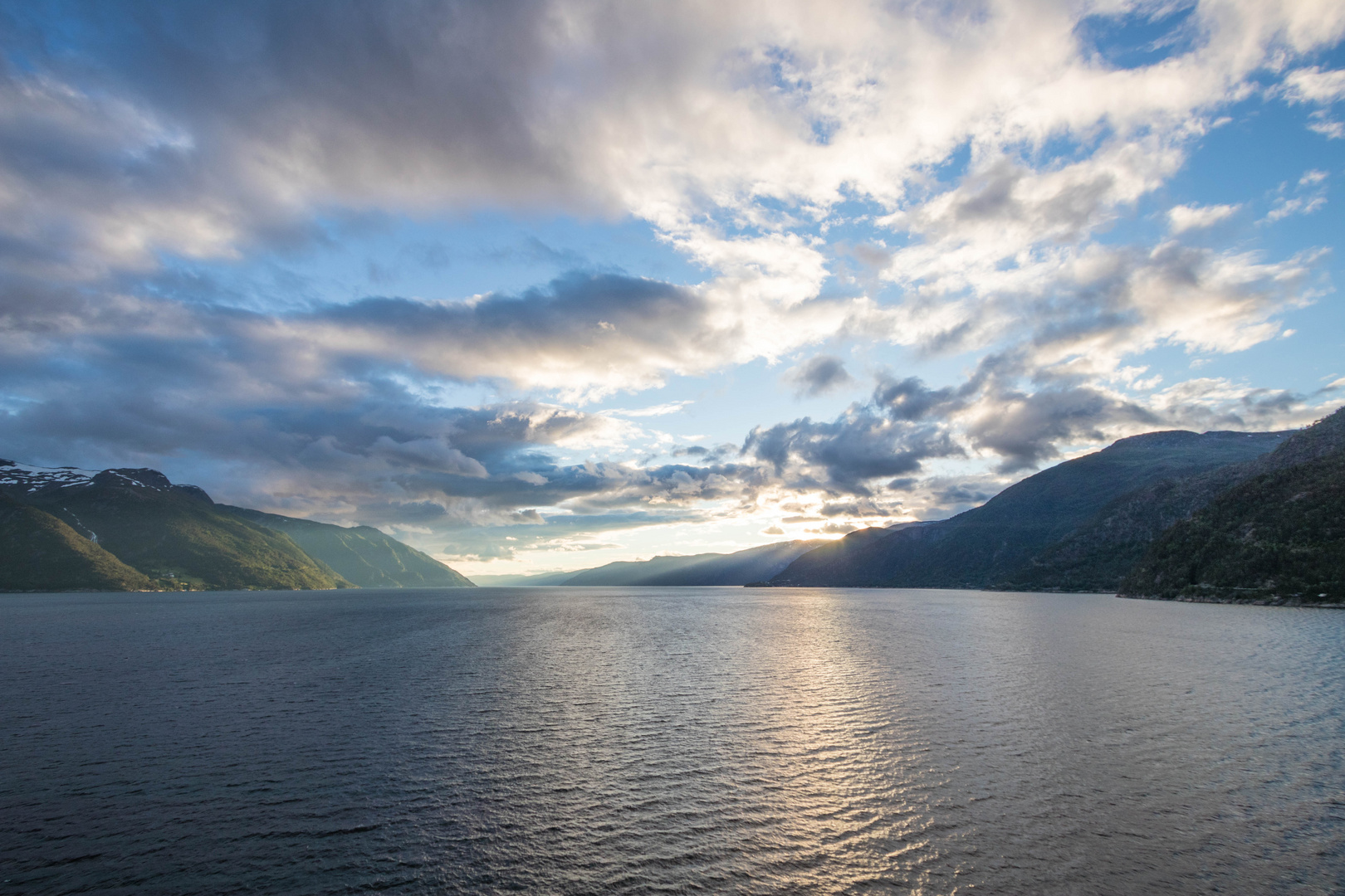 Abendsonne über dem Fjord