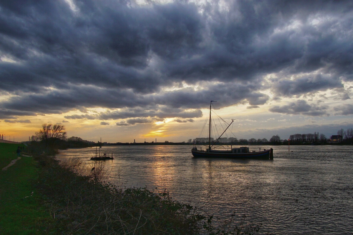 Abendsonne über dem Rhein