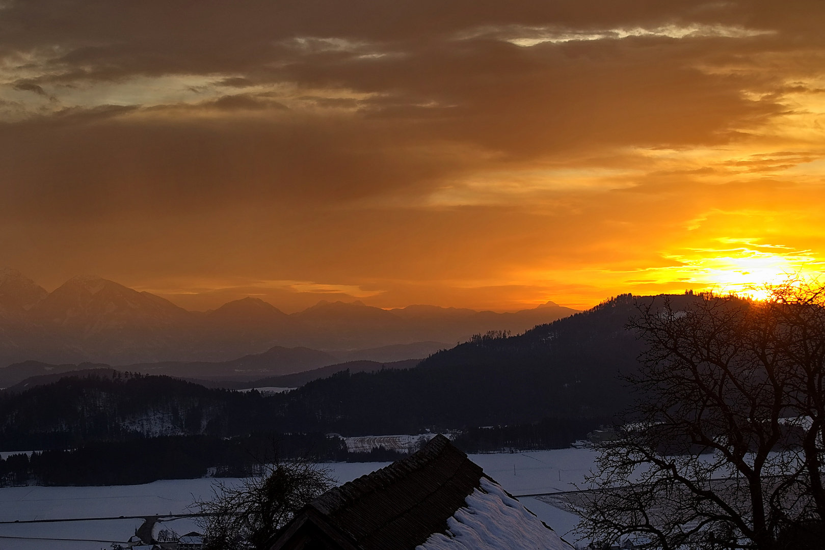 Abendsonne über Kärntner Tälern und Bergen