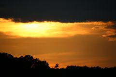 Abendsonne und dunkle Wolken