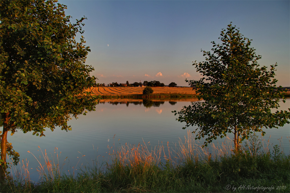 Abendsonne, Wasser und Mond